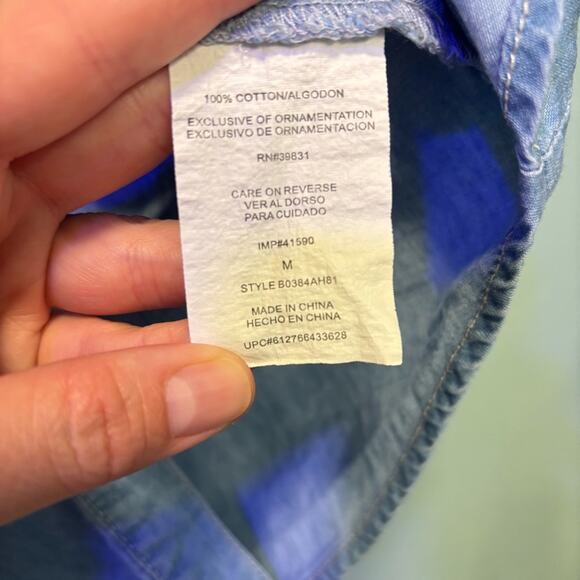 ⭐️ 3/$21 ⭐️ Democracy Women’s Blue Button Down Relaxed Sleeveless Top Size M - Picture 6 of 10